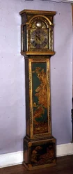 Horloge grand-père décorée de chinoiseries dorées, cadran en laiton par Edward East